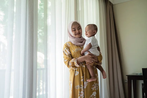 イスラム教徒のアジア系の母親とその子供は — ストック写真