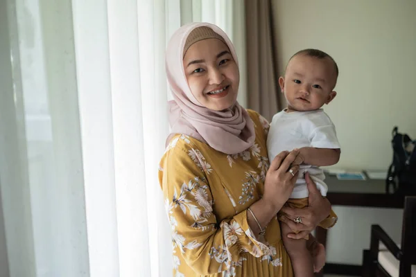 Muslim Asia ibu dan anaknya — Stok Foto