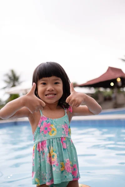 Dítě ukazující palec nahoru při plavání — Stock fotografie