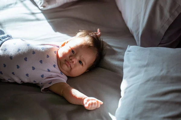 Мила маленька дитина лежить на ліжку — стокове фото