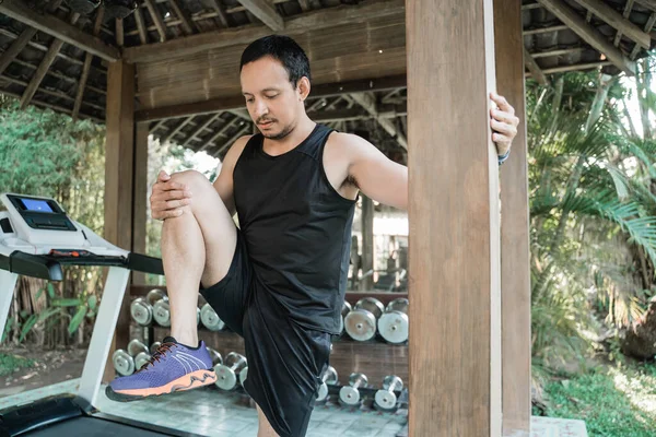 Asiatischer junger Mann wärmt sich vor dem Training auf — Stockfoto