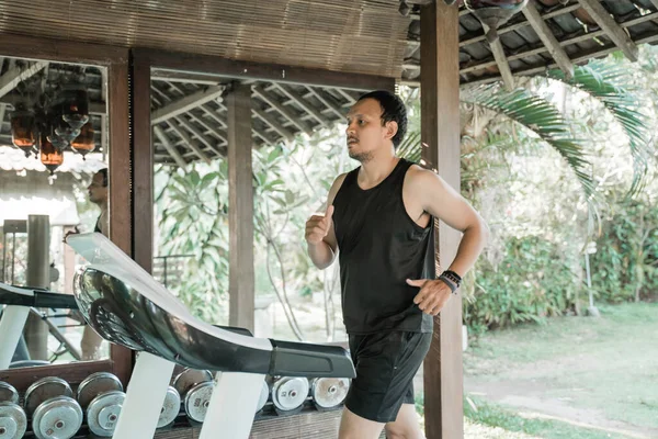 Asiático hombre en cinta de correr — Foto de Stock