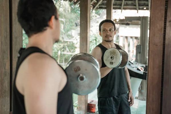 Asiático hombre entrenamiento con mancuernas — Foto de Stock