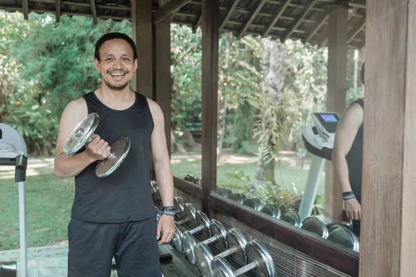 Asiático hombre entrenamiento con mancuernas — Foto de Stock