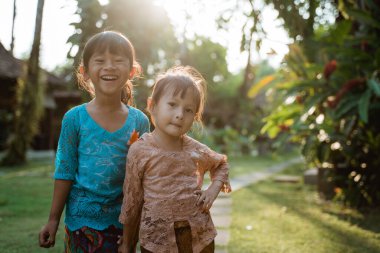 İki güzel kız geleneksel java kebaya sarılıp...
