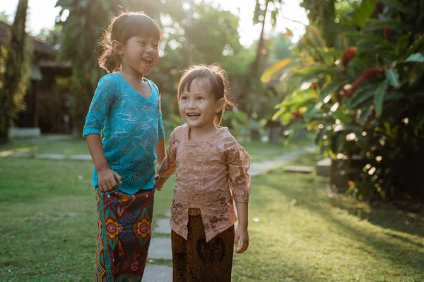 Geluk twee mooi meisje dragen traditionele Javaanse kebaya met knuffelen — Stockfoto