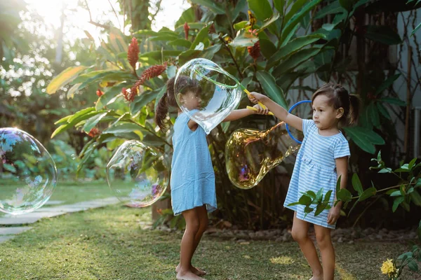 Dwie Azji mała dziewczyna gra Duży bańka — Zdjęcie stockowe