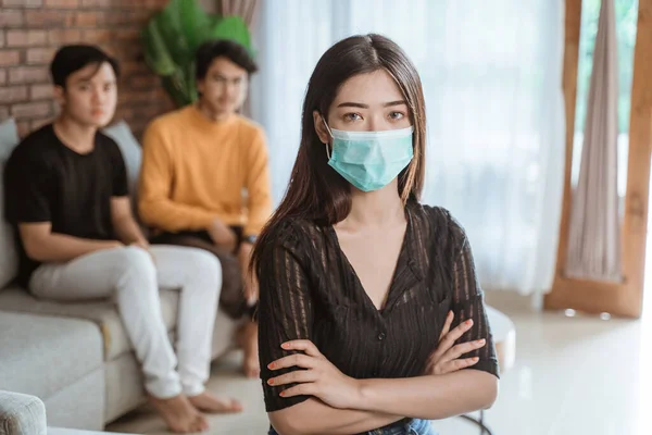 Vrouw met medische maskers tijdens een viruspandemie — Stockfoto