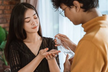 İnsanlar enfeksiyonu önlemek için el dezenfektanı kullanıyor