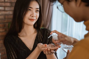 İnsanlar enfeksiyonu önlemek için el dezenfektanı kullanıyor