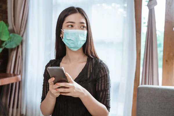 Woman during epidemic lockdown use phone — Stock Photo, Image