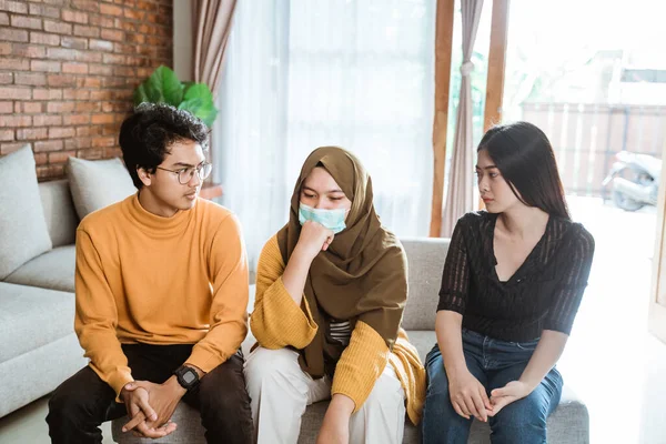 Muslimische Frau mit Gesichtsmasken — Stockfoto