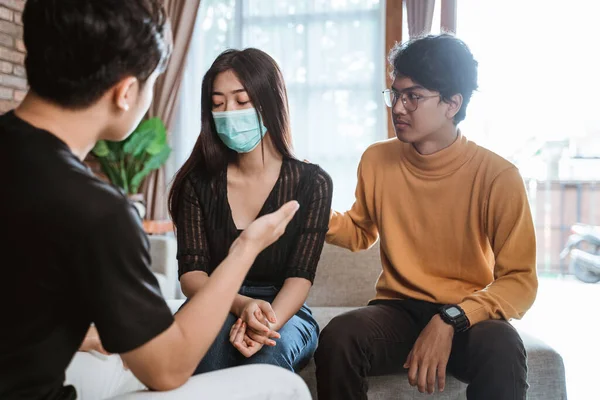 Ondersteuning van vrienden tijdens ziekte — Stockfoto