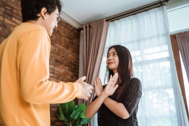 Kadın elini sıkmayı reddediyor.