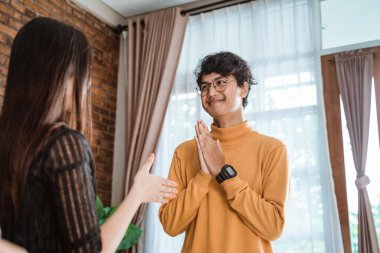 Erkek el sıkışmayı reddediyor