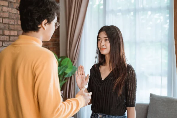 Frau verweigert Handschlag — Stockfoto