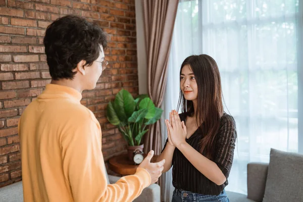 Frau verweigert Handschlag — Stockfoto