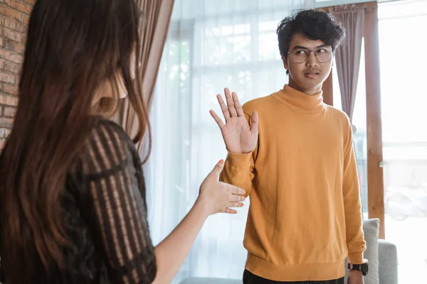 Mann verweigert Handschlag — Stockfoto