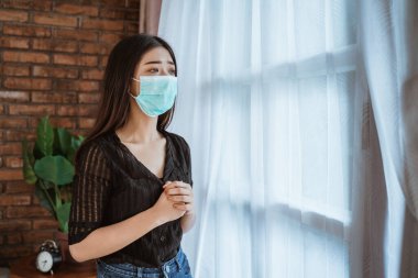 Virüs enfeksiyonundan korunmak için maske takan kadın.