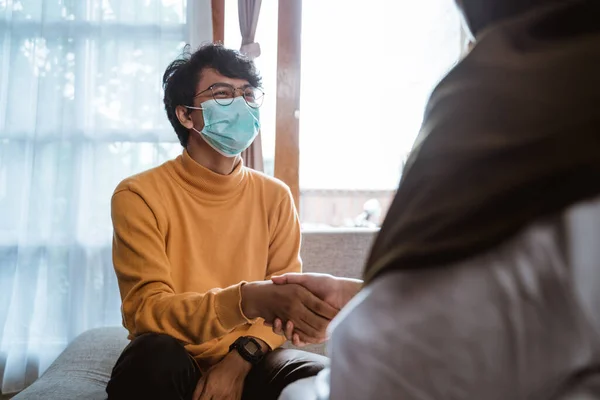 Homem consultoria com seu médico — Fotografia de Stock