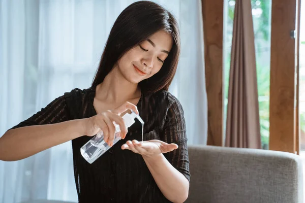 Vrouw met hand ontsmettingsgel — Stockfoto