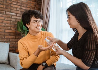 İnsanlar enfeksiyonu önlemek için el dezenfektanı kullanıyor