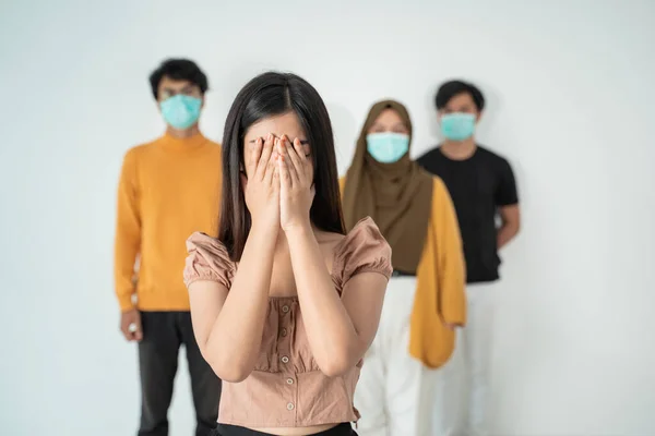 Miedo de la mujer a la infección por virus — Foto de Stock