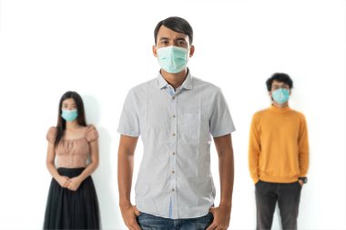 Hasta insanlarla çevrili endişeli bir kadın.