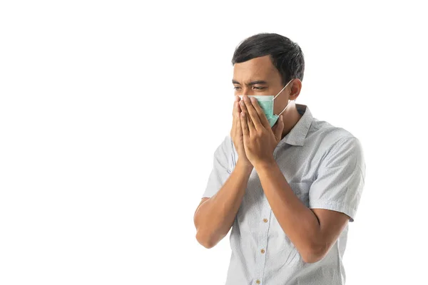 마스크를 쓰고 기침을 하는 남자 — 스톡 사진