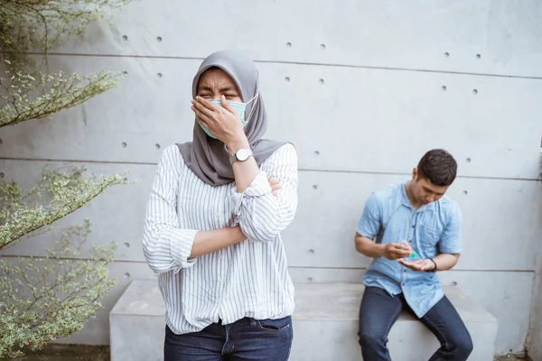 Mujer musulmana con máscaras. distanciamiento social — Foto de Stock