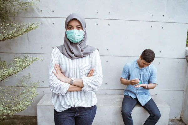 Mujer musulmana con máscaras. distanciamiento social — Foto de Stock