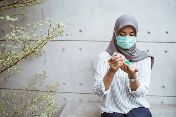 Mujer musulmana usando gel desinfectante de manos — Foto de Stock