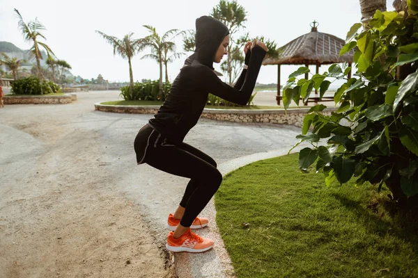 Dřepy, sport muslim žena dřepí — Stock fotografie