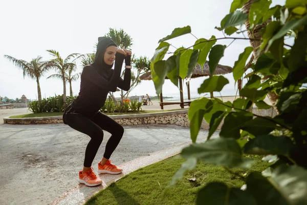 Sport muslim žena cvičení venku — Stock fotografie