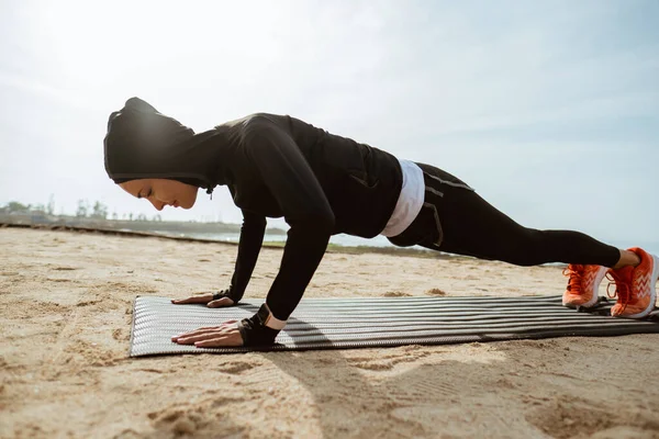 Fit muslim woman doing push up outdoor — Stock Photo, Image