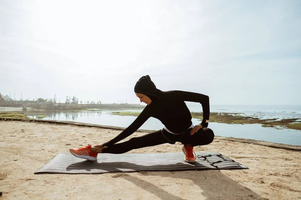 Žena s muslimské sportovní oblečení strečink — Stock fotografie