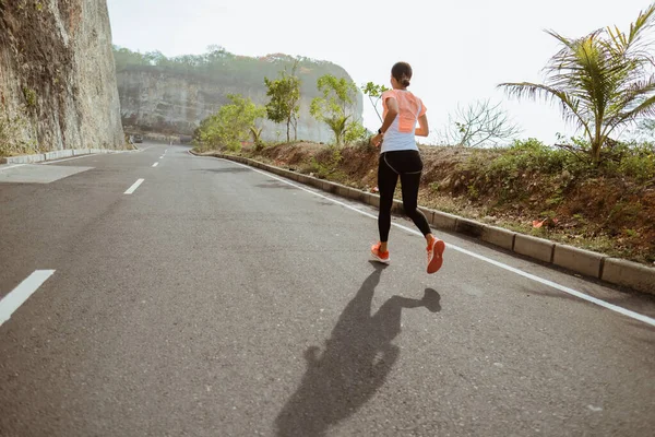 Mujer del deporte corriendo en sideroad —  Fotos de Stock