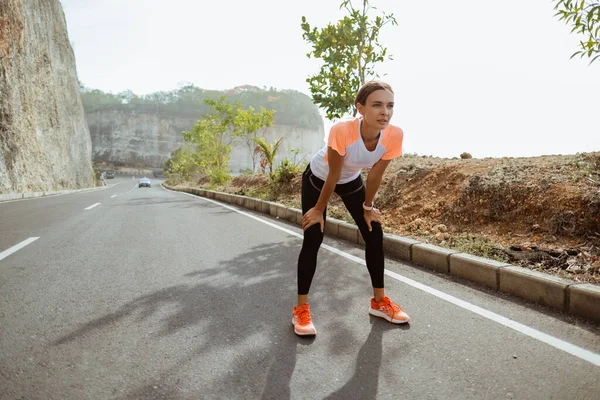Attraente corridore prendendo pausa dopo jogging all'aperto — Foto Stock