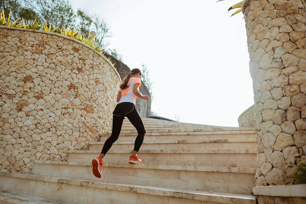 階段の上を実行しているランナーの運動選手 — ストック写真