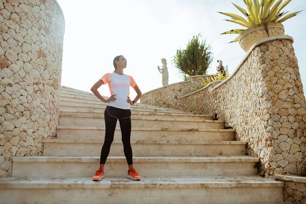 Attraktiv löpare tar paus efter jogging utomhus — Stockfoto