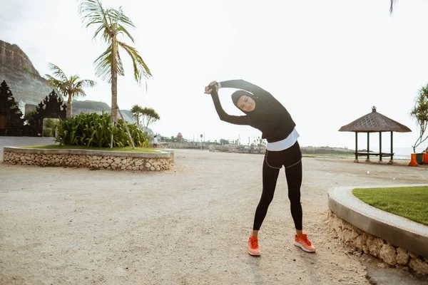 Fitness müslümanı kadın koşucu — Stok fotoğraf