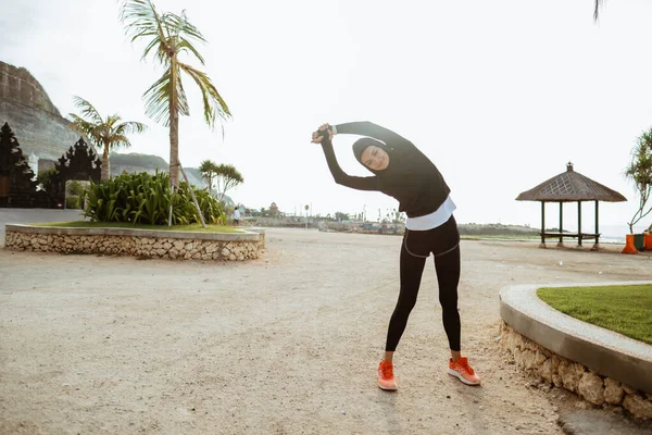 Fitness donna musulmana corridore stretching — Foto Stock