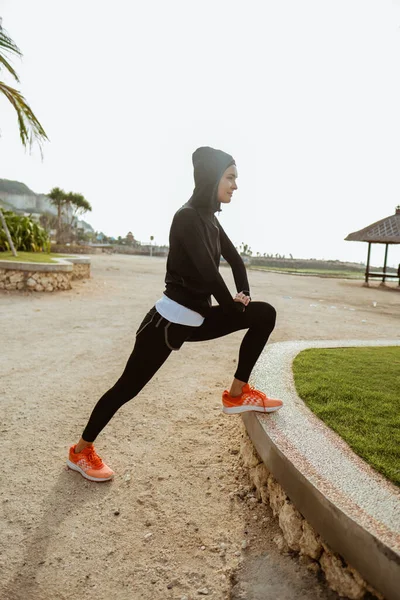 Fitness muslimische Läuferin Stretching — Stockfoto