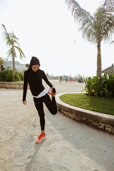Fitness muzułmanka biegacz rozciąganie — Zdjęcie stockowe