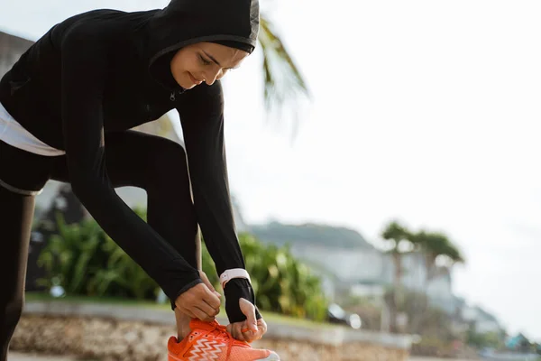 Genç kadın runner bağlama ayakkabı bağı — Stok fotoğraf