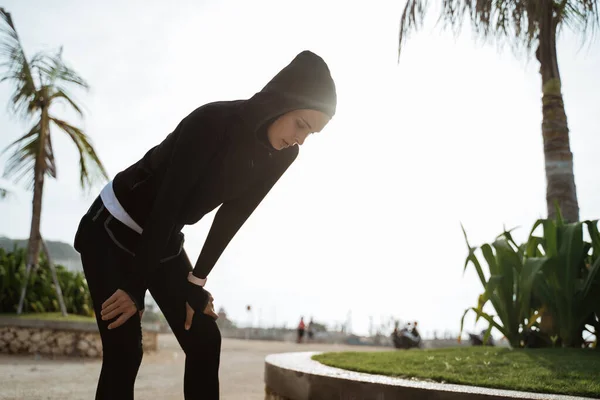 Attraktive Läuferin legt nach Joggen im Freien eine Pause ein — Stockfoto