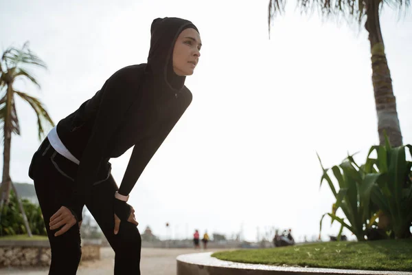 Attraktive Läuferin legt nach Joggen im Freien eine Pause ein — Stockfoto