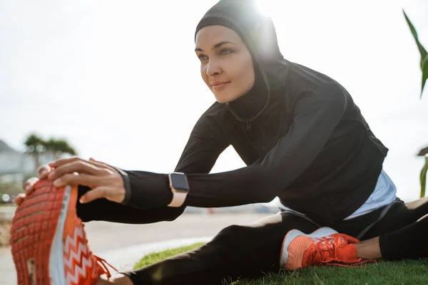 健康な若いイスラム教徒の女性は屋外で温暖化 — ストック写真