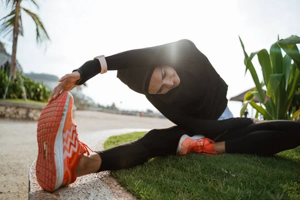 Žena s muslimské sportovní oblečení strečink — Stock fotografie