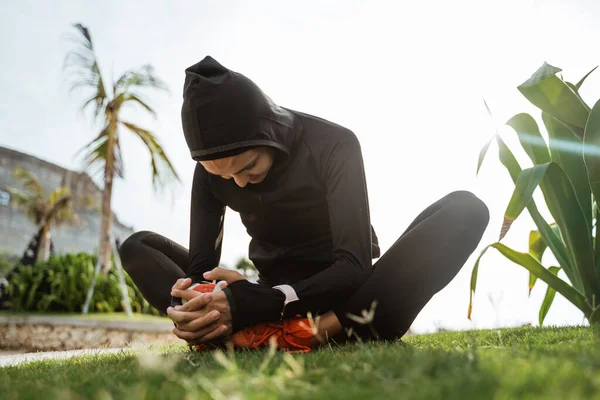Gesunde junge muslimische Frau wärmt sich draußen auf — Stockfoto